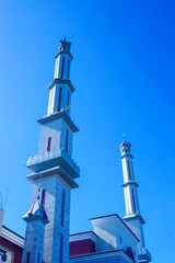 Obraz premium view of the mosque tower soaring high, against a blue sky