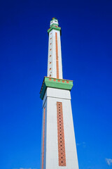 Obraz premium view of the mosque tower soaring high, against a blue sky