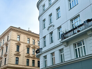 Sanierte Altbausfassaden im Karmeliterviertel im 2. Bezirk von Wien, Österreich