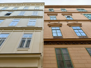 Sanierte Altbausfassaden im Karmeliterviertel im 2. Bezirk von Wien, Österreich
