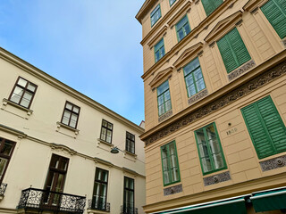 Sanierte Altbausfassaden im Karmeliterviertel im 2. Bezirk von Wien, Österreich