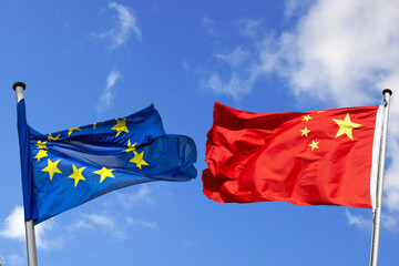 gegeneinander wehende EU- und China-Flaggen