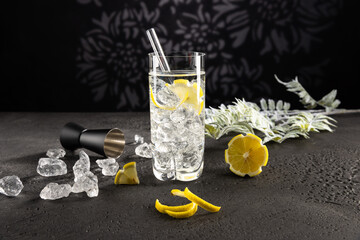 Cocktail eiskalt im Glas mit crushed ice