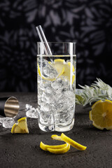 Cocktail eiskalt im Glas mit crushed ice