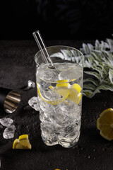 Cocktail eiskalt im Glas mit crushed ice