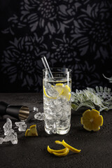 Cocktail eiskalt im Glas mit crushed ice