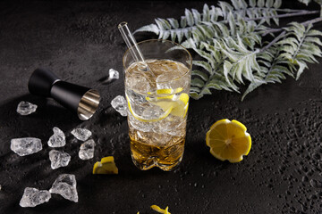 Cocktail eiskalt im Glas mit crushed ice