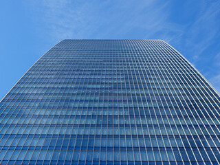 綺麗な青空と都市の高いオフィスビルの風景