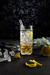 Cocktail eiskalt im Glas mit crushed ice