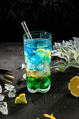 Cocktail eiskalt im Glas mit crushed ice