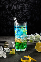 Cocktail eiskalt im Glas mit crushed ice