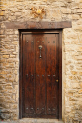 
Door of a manor house in Pamplona, ​​with the Eguzkilore on the lintel. The Eguzkilore (Flower of the Sun) is placed at the end of summer and protects houses from all the evils that darkness brings.