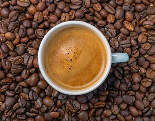 Fototapeta premium Café cremoso e intenso con un fondo de granos de café Arábica tostados