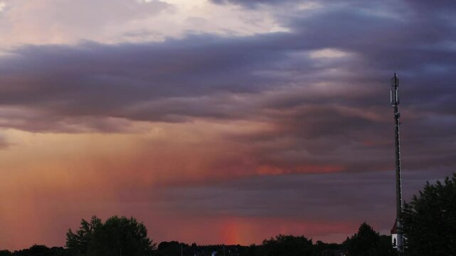 Regenwolken am Abend (Zeitraffer)