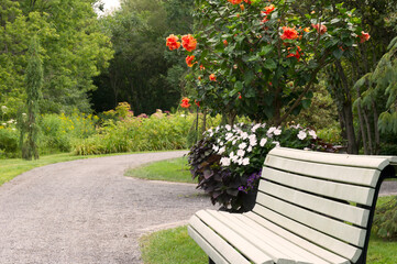 Parc avec sentier,banc et floraison