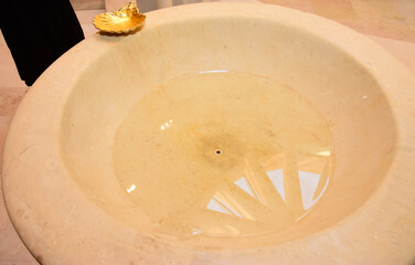 Fonte battesimale per rito religioso del battesimo in chiesa