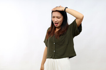 Naklejka premium Young woman wearing casual shirt surprised with hand on head for mistake, remember error. forgot, bad memory concept.