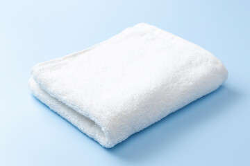 青背景に白いタオル