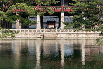 Obraz premium pavilion on the pond in Gyeongbokgung Palace