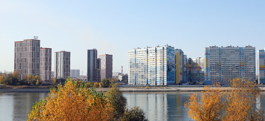 Obraz premium Autumn landscape with a river and houses in the Russian city of Novosibirsk