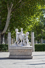 Obraz premium statue of a person in the park