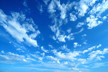 Fototapeta premium a beach with a few people on it and a blue sky
