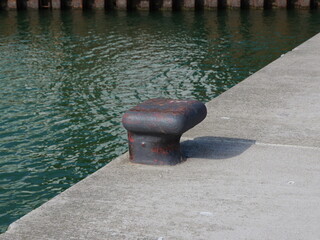Ship bollard - solid - The rusty cast iron bollards are impressive witnesses to maritime history.