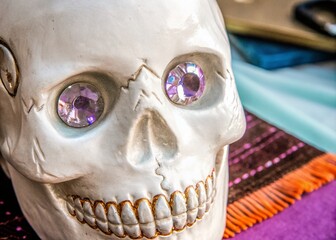 Naklejka premium Decorative Skull Rivet with Lilac Crystals on Black Fabric - Unique Fashion Detail