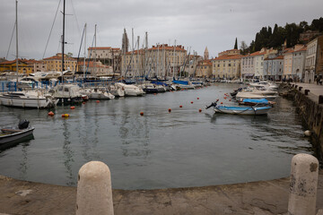 Piran in Slowenien Hafen mit vielen Booten im Vordergrund