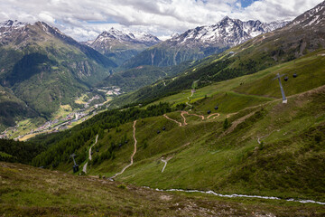 Gebirgslandschaft in den Alpen  am Giggijoch mit Mountainbiketrail