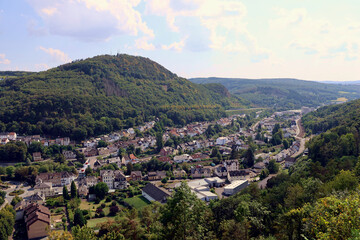 Fototapeta premium Aussicht auf die Kleinstadt Kirn am Fluss Nahe von der Burgruine Kyrburg im Landkreis Bad Kreuznach im deutschen Bundesland Rheinland-Pfalz. Aussicht vom Premium-Wanderweg Vitaltour 3-Burgen-Weg.