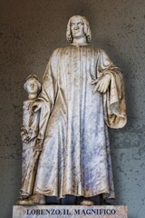 florenz, italien - statue von lorenzo de medici an der außenfassade der uffizien