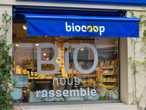 Nanterre, France - 31 octobre 2024: Vue ext&eacute;rieure d'un magasin Biocoop. Biocoop est une soci&eacute;t&eacute; coop&eacute;rative fran&ccedil;aise vendant des produits alimentaires biologiques et issus du commerce &eacute;quitable