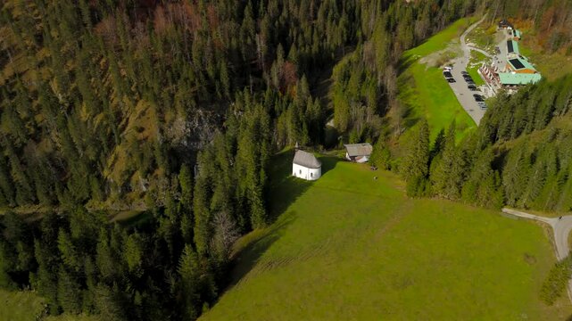 Katholische Bergkapelle Maria Hilf im Valepp, Gemarkung Deutschland, Bayern Luftaufnahme. Catholic mountain chapel Maria Hilf in Valepp, Germany, Bavaria Aerial view. Valepp Wasserfall