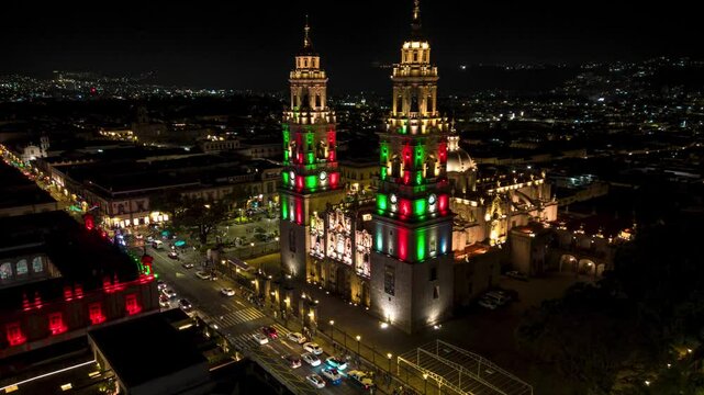 Catedral de Morelia en mes patrio con los colores de la bandera de M&eacute;xico
