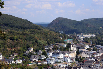 Fototapeta premium Aussicht auf die Kleinstadt Kirn am Fluss Nahe von der Burgruine Kyrburg im Landkreis Bad Kreuznach im deutschen Bundesland Rheinland-Pfalz. Aussicht vom Premium-Wanderweg Vitaltour 3-Burgen-Weg.