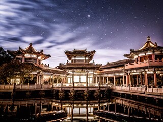 Obraz premium Night View of Chi He Temple in Hsinchu, Taiwan - Stunning Night Photography with Illuminated Architecture