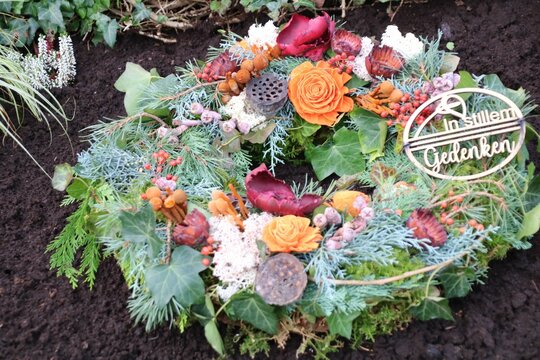 kranz mit blumen  und zweigen