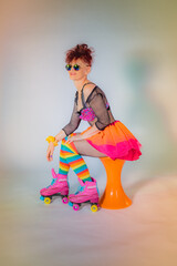 Femme en tenue rollers disco