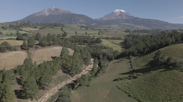 El volc&aacute;n m&aacute;s grande de M&eacute;xico, pico de Orizaba, y corredores practicando Trail.