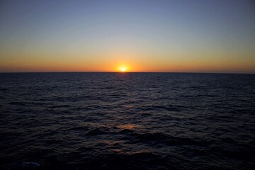 Magischer Sonnenaufgang über Ozean