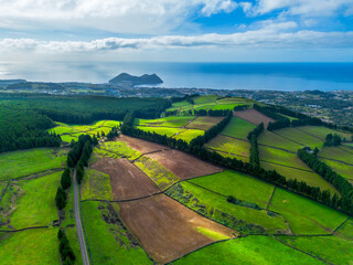 Serra de Santa Bárbara na Ilha Terceira nos Açores. Cidade de Angra do Heróismo e Monte Brasil ao fundo. 