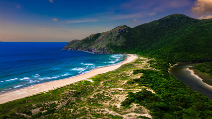 Lagoinha do Leste Floripa Sol Mar Oceano Brasil Corrida Trilhas Praia Santa Catarina Paisagem Natureza Aventura Areia Colinas Céu Azul Vegetação Tropical Treinamento Esporte Cenário Exercício Areia