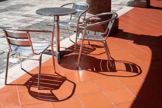 Round cafeteria metal table for three outdoor 