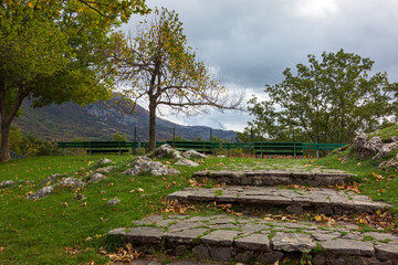 Villetta Barrea nel parco nazionale d'Abruzzo lazio e Molise. un paese in mezzo ai boschi con il foliage