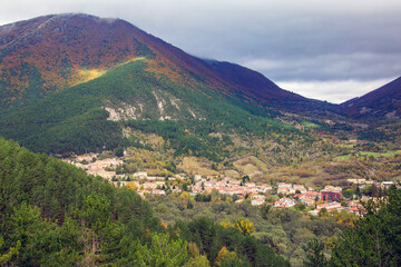Obraz premium Villetta Barrea nel parco nazionale d'Abruzzo lazio e Molise. un paese in mezzo ai boschi con il foliage