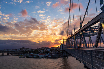 Obraz premium sunset over the bridge Hercílio Luz bridge at sunset Florianopolis Santa Catarina Brazil
