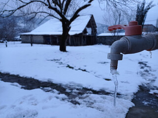 In winter, ice shakes from the grenade. water flowed from the spring and there was ice . Plasmas froze in the water flowing from the spring.