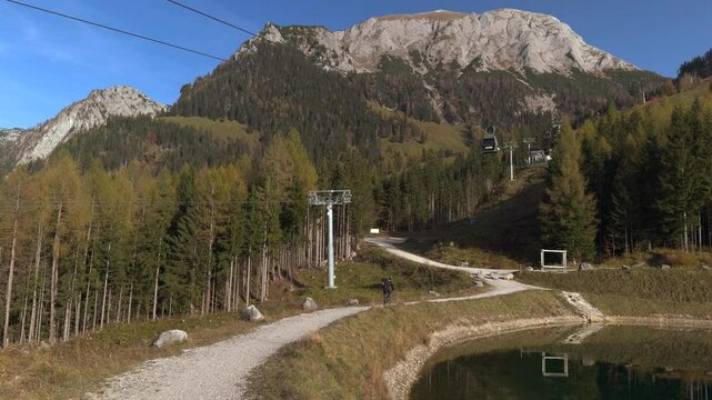 Speichersee am Jenner beim Konigssee in Deutschland, Bayern. Jennerbahn in Berchtesgaden. Moderne Bergbahn am Jenner in Schoenau am Koenigssee. Mittelstation. Alpine ski lift and lake in Germany. 