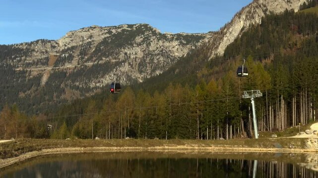 Speichersee am Jenner beim Konigssee in Deutschland, Bayern. Jennerbahn in Berchtesgaden. Moderne Bergbahn am Jenner in Schoenau am Koenigssee. Mittelstation. Alpine ski lift and lake in Germany. 